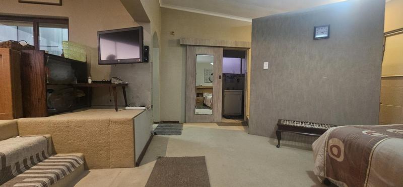 7 Bedroom Property for Sale in Middedorp Western Cape